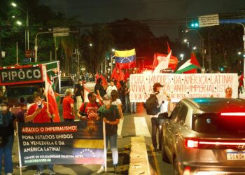 Brazil (AIL): Antiimperialist students stage militant protest in solidarity with the Venezuelan people and reject police repression