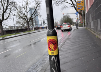 Deutschland (AIL): Antiimperialist League call posters in the streets of Frankfurt